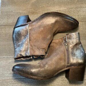 Strategia distressed ankle bootie Size 6.5